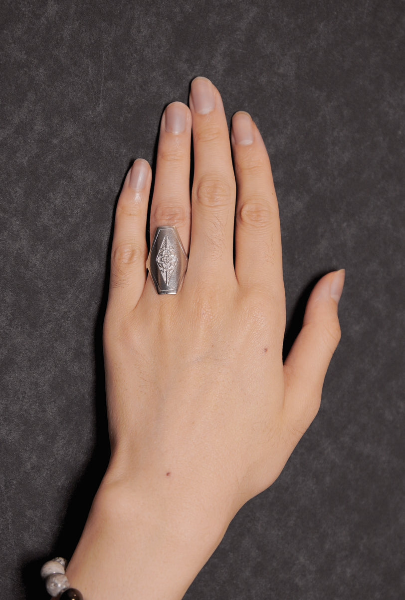 Minimalist Yi Saddle Ring