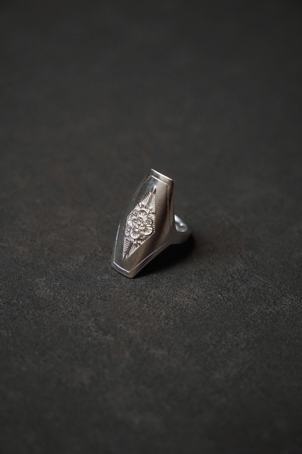 Minimalist Yi Saddle Ring