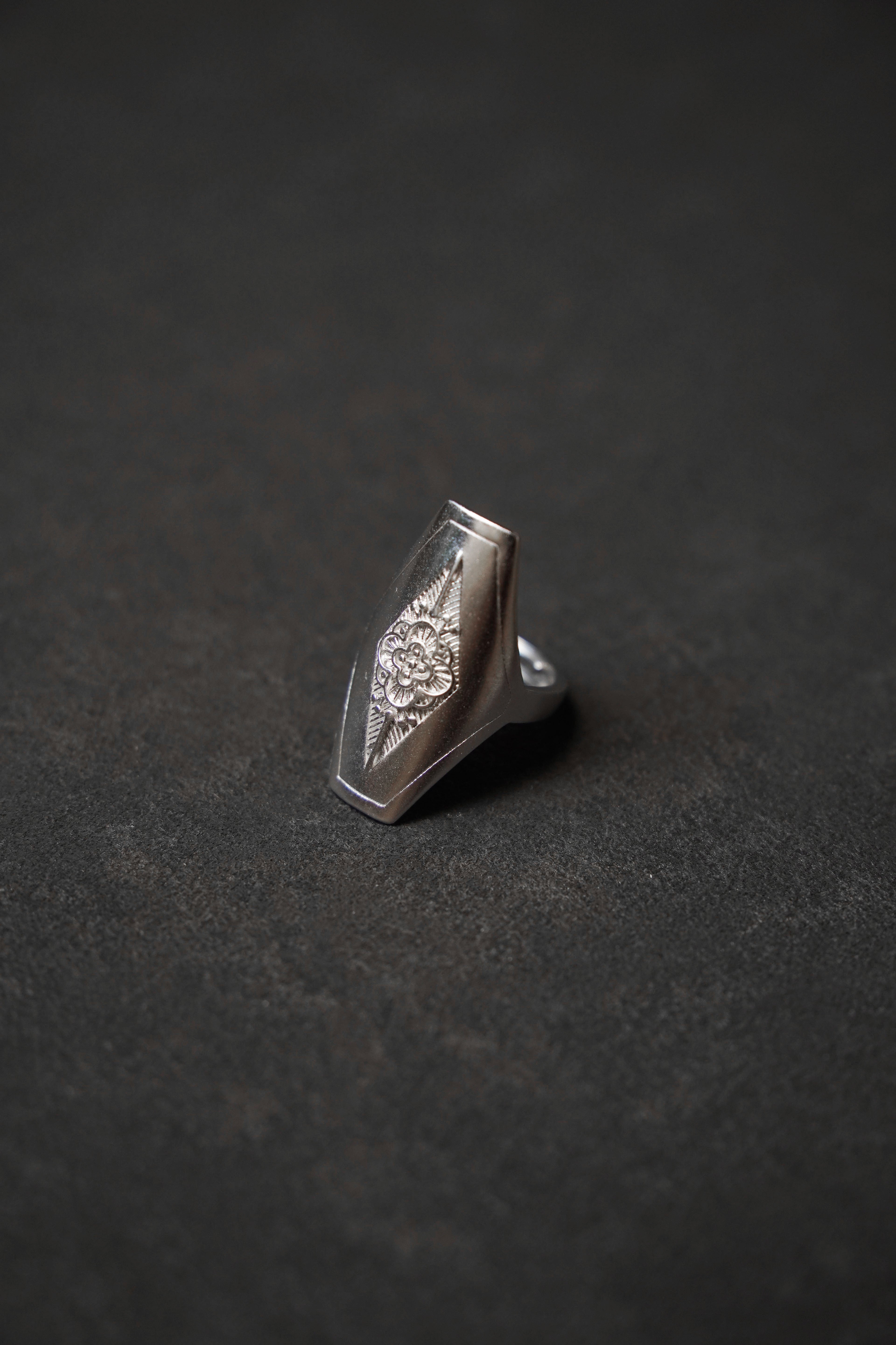 Minimalist Yi Saddle Ring